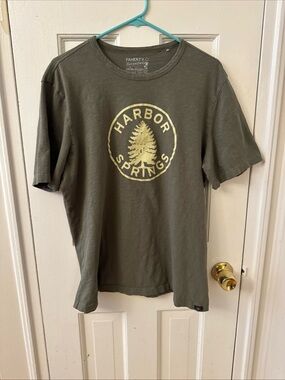 Faherty Men’s SS Sunwashed Graphic Tee, Light Pine, Large, Harbor Springs